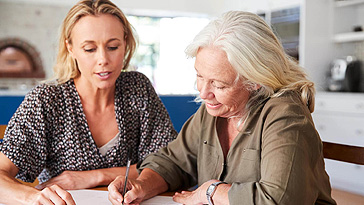 Wem steht ein Pflegegeld für die Pflege einer älteren Person zu?