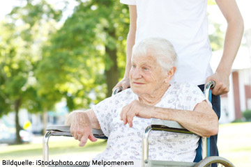 Deutsche Seniorin in Köln