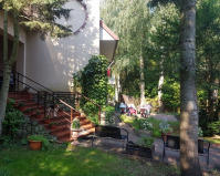 Gemütliche Parkanlage in polnischen Heimen