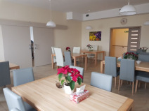 Moderne, helle Innenräume in polnischen Seniorenheimen