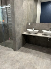 Modernes seniorengerechtes Badezimmer - Seniorenheim in Polen