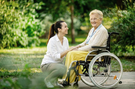 Eine Frau erklärt ihrer Mutter, welche Bedingungen erfüllt sein müssen, um Pflegegeld für eine ältere Person zu erhalten.