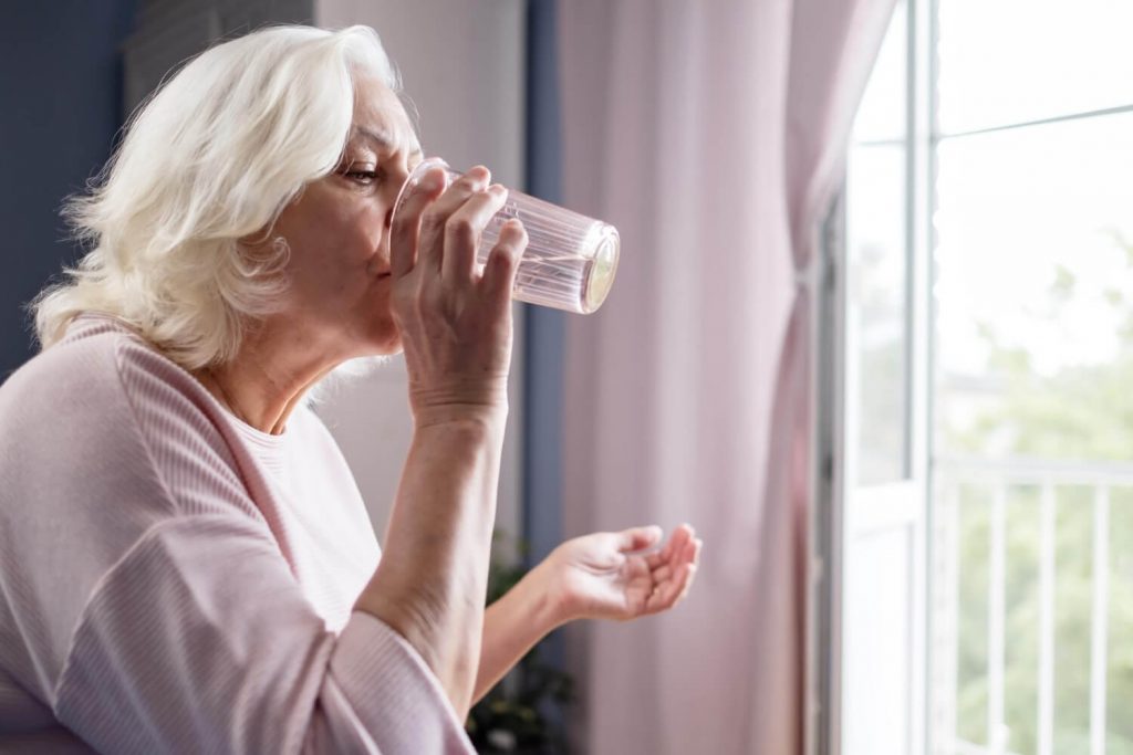 Welche Symptome einer Dehydrierung treten bei älteren Menschen auf und wie sollte man darauf reagieren