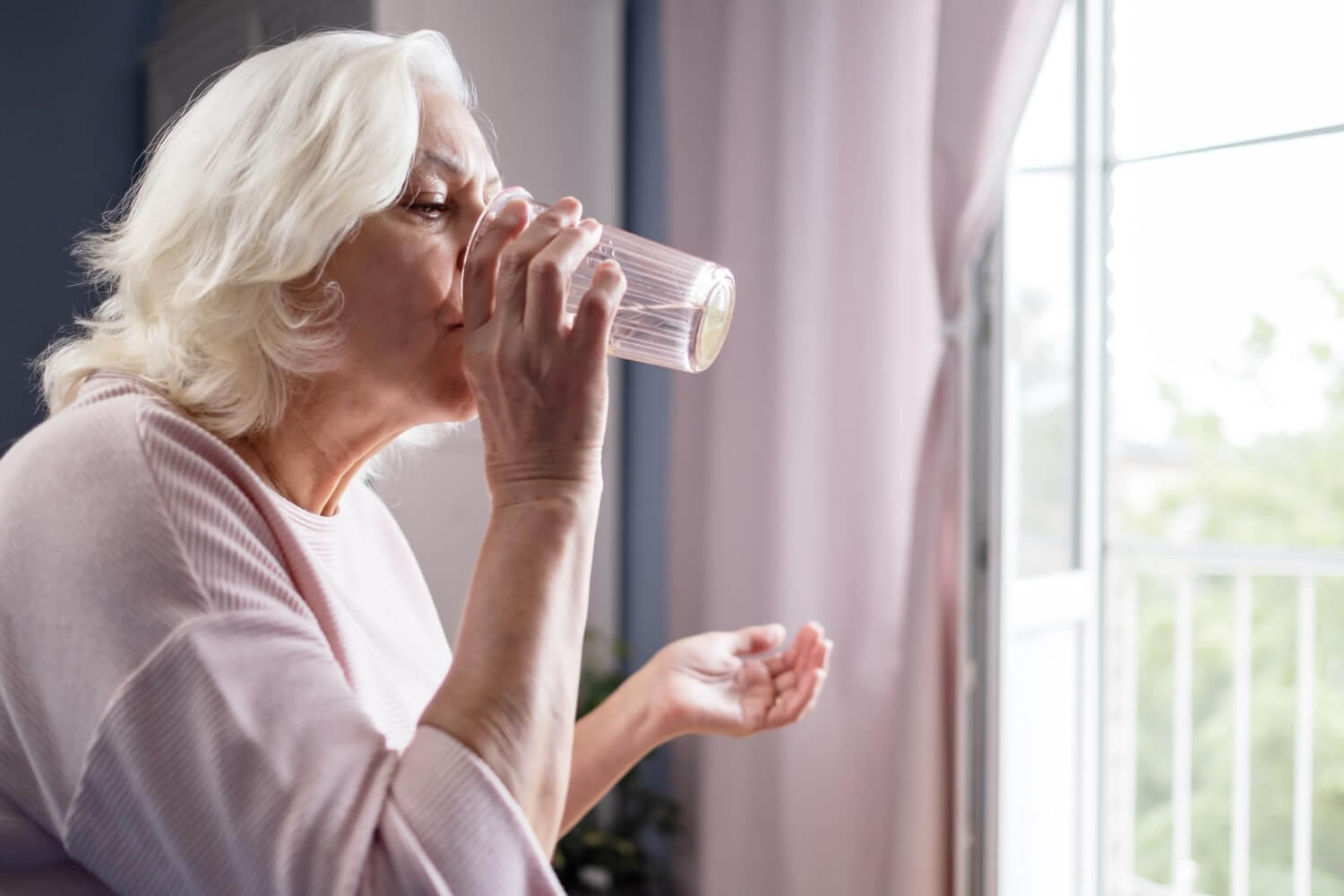 Welche Symptome einer Dehydrierung treten bei älteren Menschen auf und wie sollte man darauf reagieren