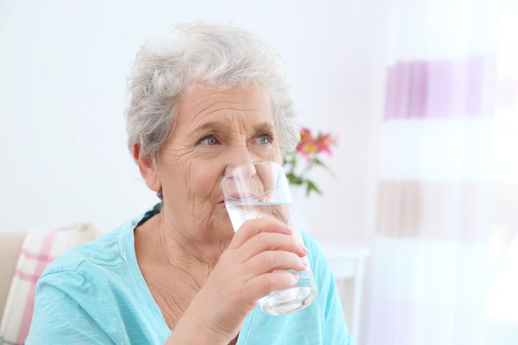 Seniorin mit für ältere Menschen typischen Symptomen einer Dehydrierung